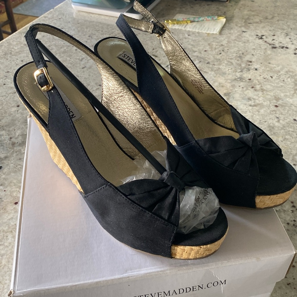 Steve Madden women’s size 8.5 Wedge open toe Black “Cerona” heel